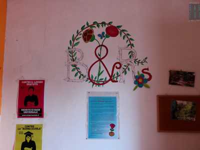 Su un muro spiccano le iniziali di "Bread and roses". �Significa "pane e rose" - spiega il 60enne Manlio, l'attivista del gruppo che ci accoglie -. Il pane rappresenta il frutto del nostro lavoro quotidiano e le rose simboleggiano la bellezza della vita�